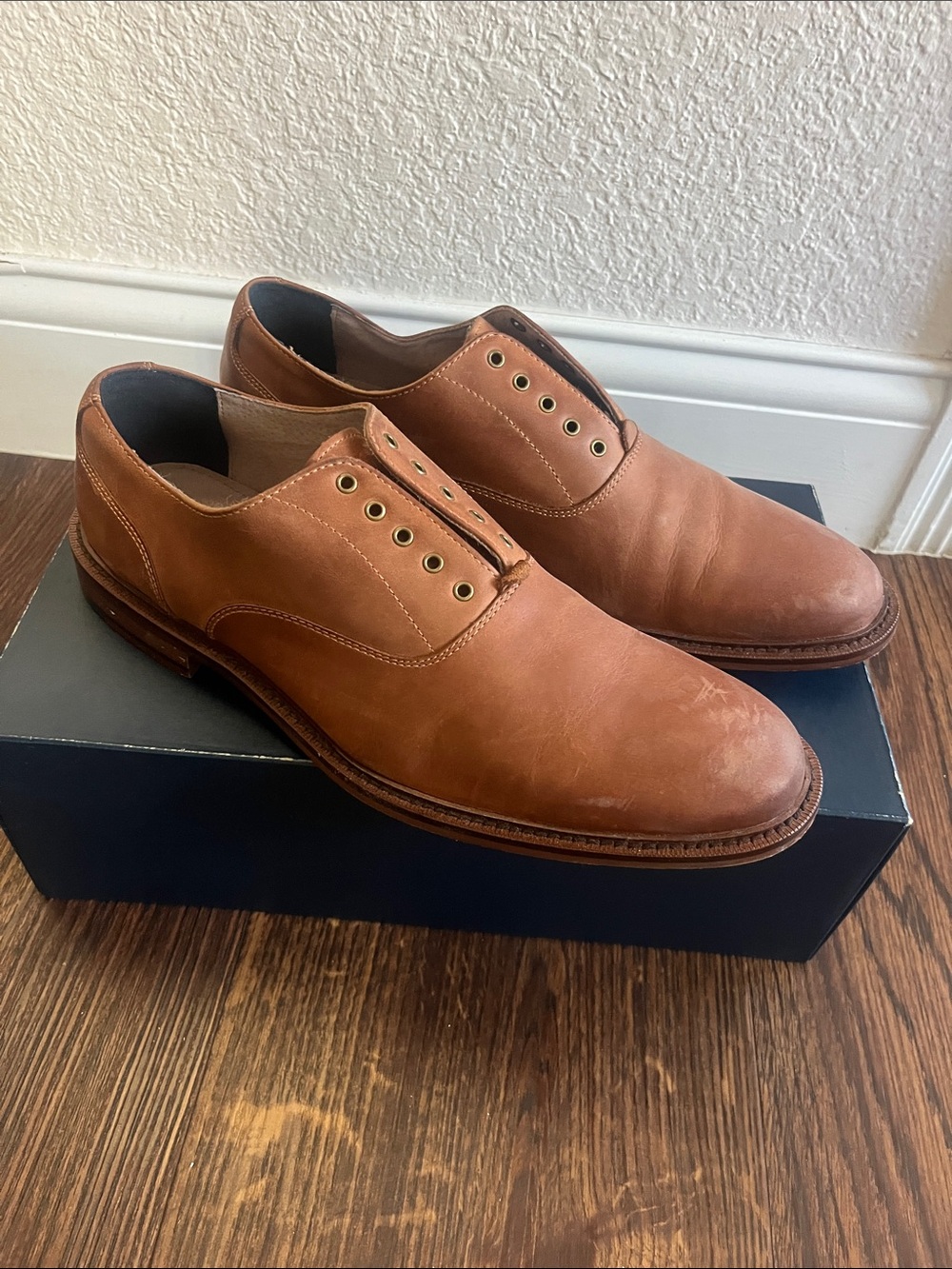 Classic Men’s Banana Republic Leather Derby Shoes in Cognac Brown
